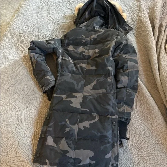 Canada Goose Camouflage Puffer Jacket with Fur Hood - Picture 8 of 8
